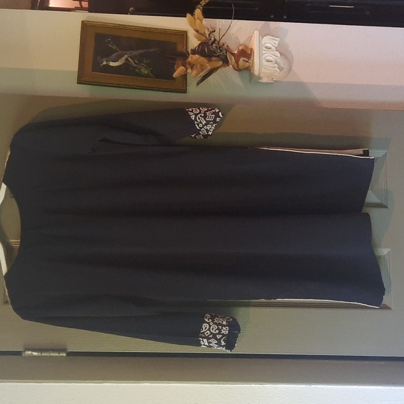 Embroidered black and light gold tunic with side slits. - Picture 5 of 6